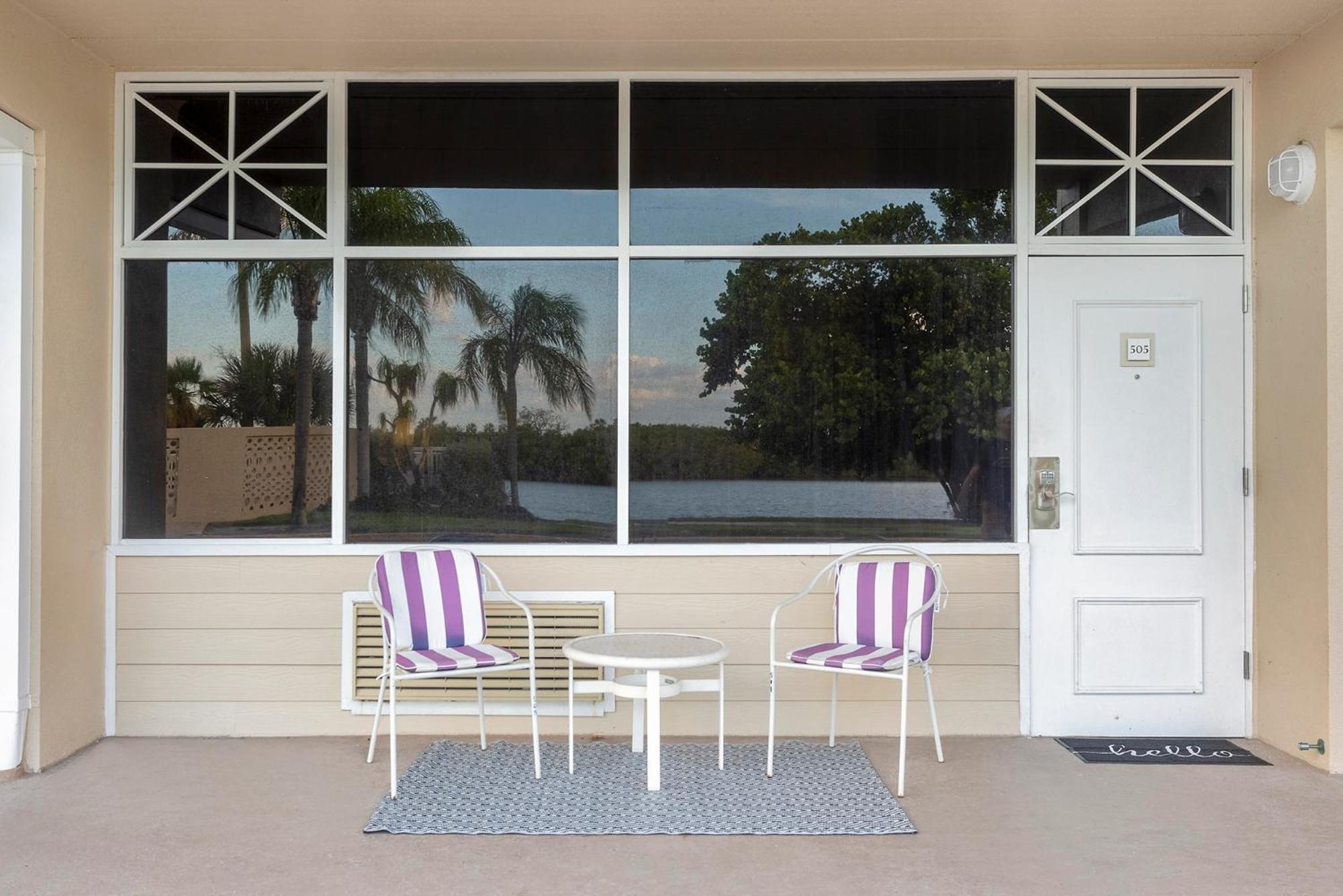 Dolphins, Beach Step Away, Wifi, Free Parking,Pools, Jacuzzi Ruskin Exterior photo