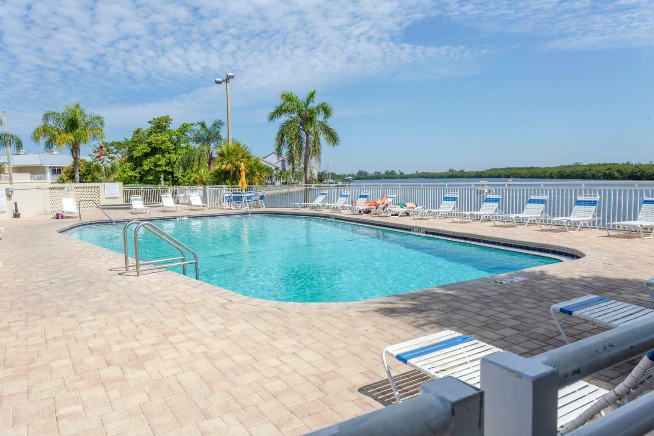 Dolphins, Beach Step Away, Wifi, Free Parking,Pools, Jacuzzi Ruskin Exterior photo